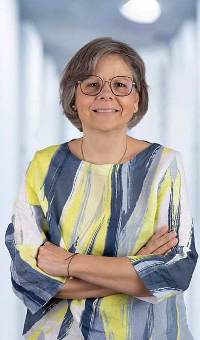 eine Frau mit Brille und grün-weissem Kleid