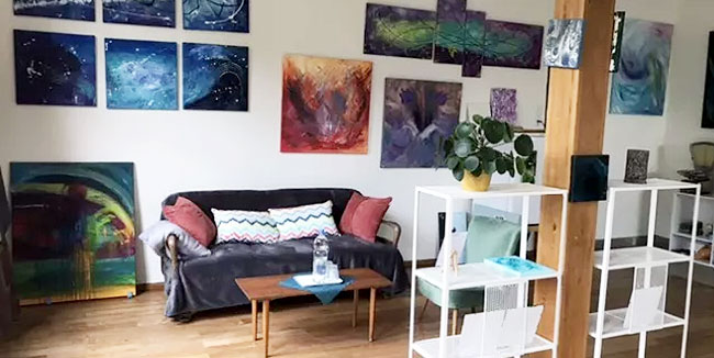Praxisraum mit Sofa und Kunst an der Wand