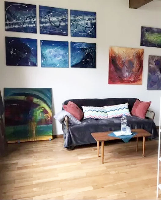 Praxisraum mit Sofa und Kunst an der Wand