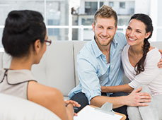 eine Person und Personen, die auf einer Couch sitzen